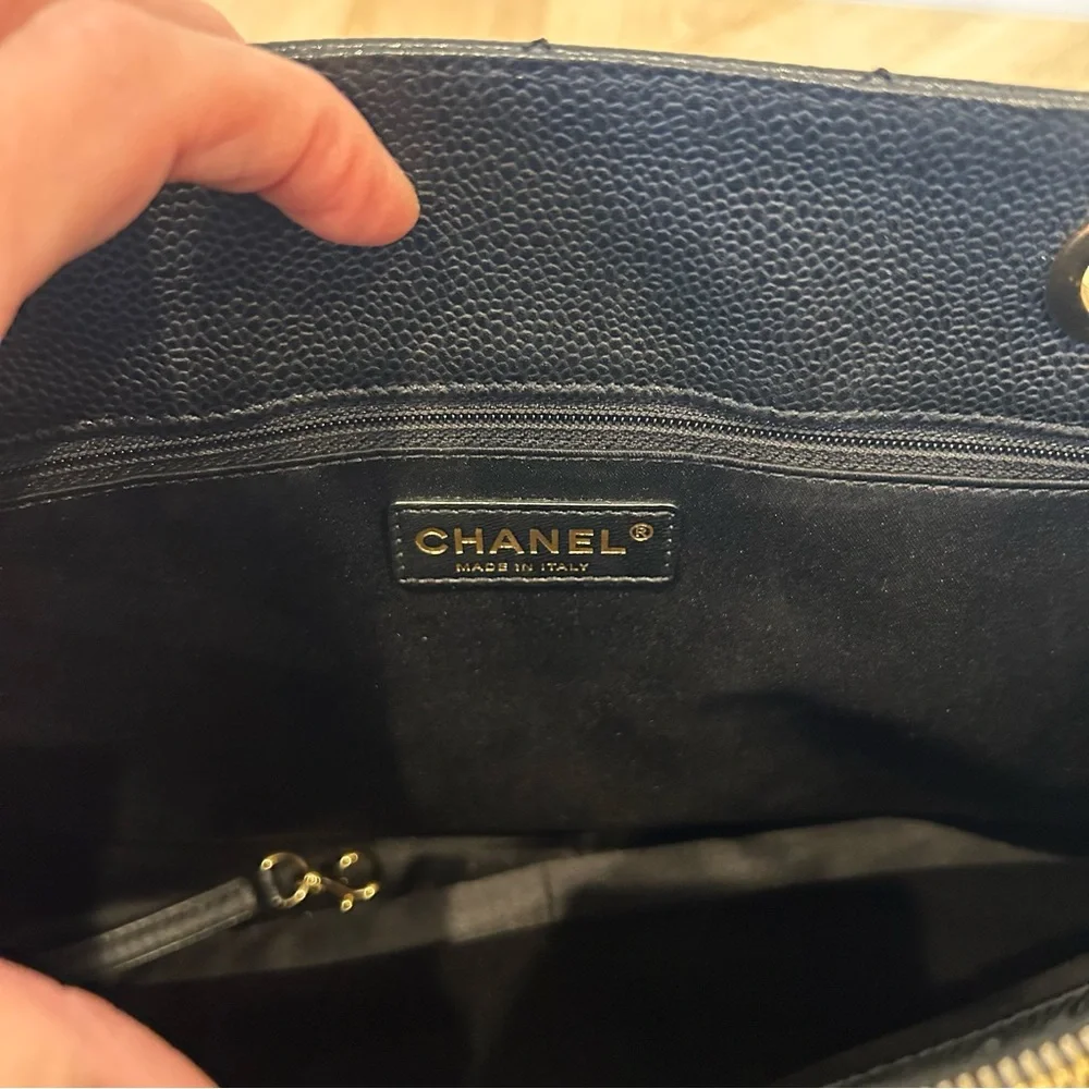 Iconic CHANEL Grand Shopping Tote in black caviar leather with gold hardware - Picture 7 of 17